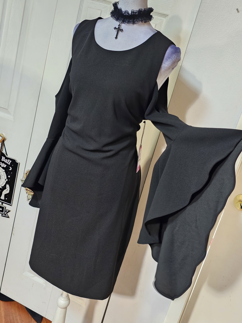 Vince Camuto Black Cold-Shoulder Bell-Sleeve Dress